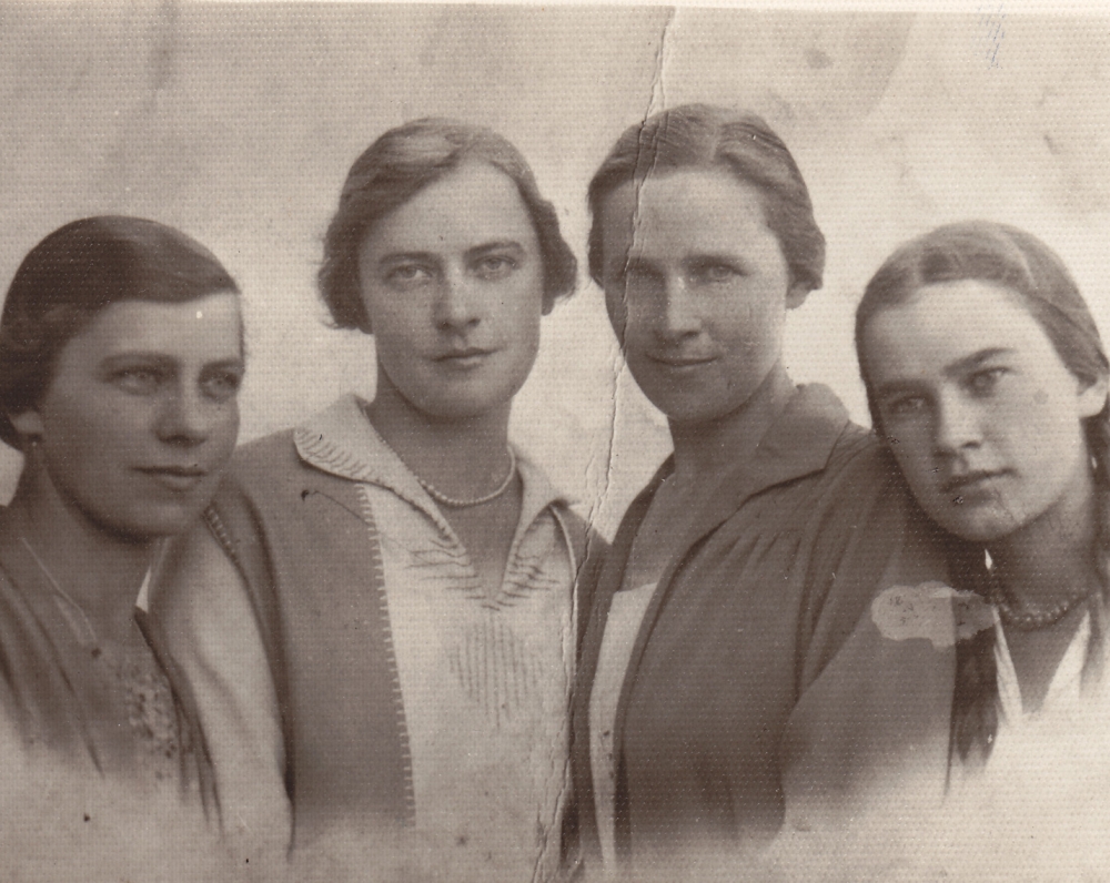 Keturios seserys Lipčiūtės. Julija, Teklė, Elena, Danutė (iš kairės). Apie 1932 m.