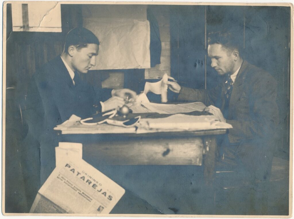 Korektūras „Spindulio“ spaustuvėje skaito V. Šiugždinis (kairėje) ir V. Bružas. 1937 m.