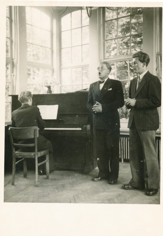 Kostas Ostrauskas – pirmas iš dešinės. Pinnebergas, 1948 m.