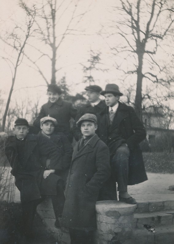 Kruminas (pirmas iš dešinės) su draugais. Kaunas, 1933 m.