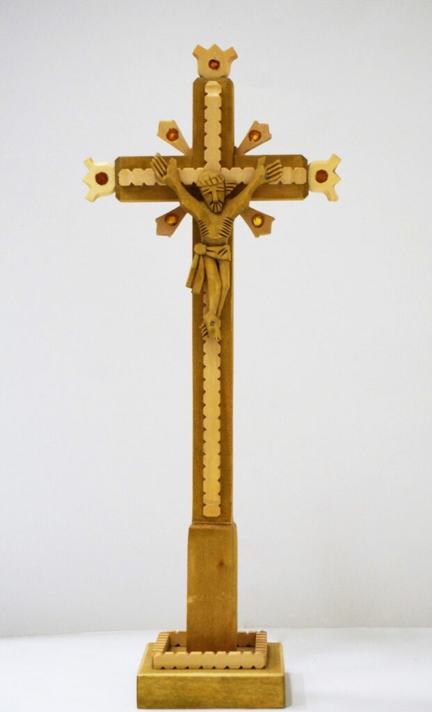 Kryžius pastatomas. Autorius nežinomas. (Medis, gintaras, drožyba)