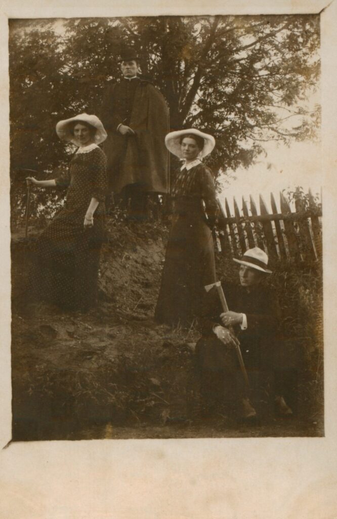 Kun. K. Bukontas (sėdi), Marija ir Sofija Pečkauskaitės, kun. P. Bielskus. Židikai. 1915 m.