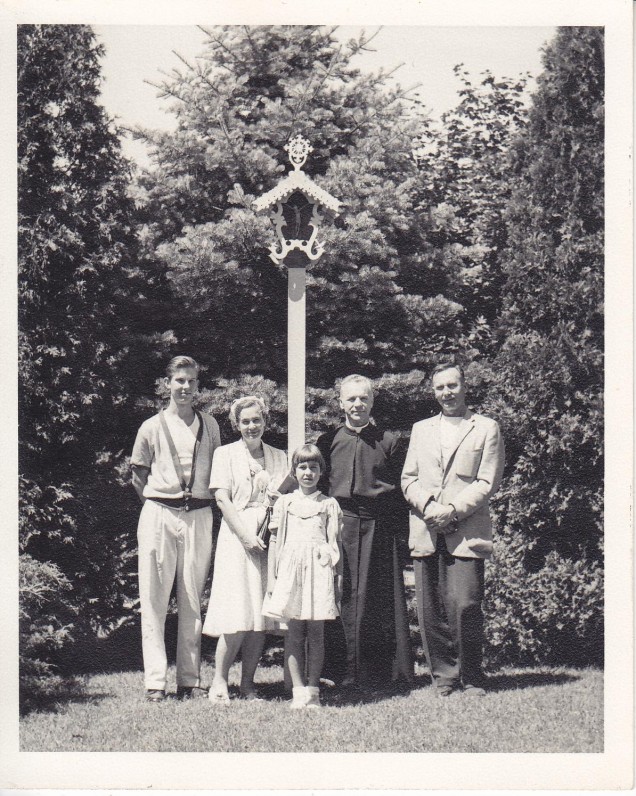 Kun. S. Yla su Pauliumi ir Danute Lipčiūte Augiais ir jų vaikais Jurgiu bei Rūta Putname. 1960 m.