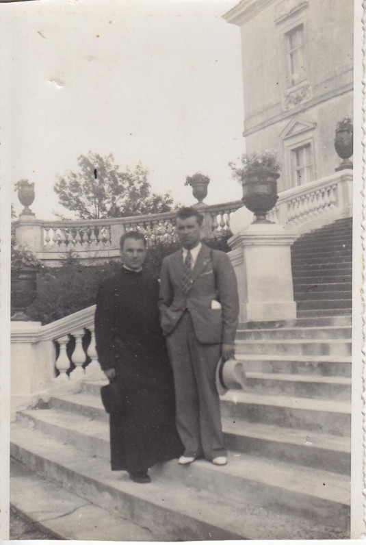 Kun. S. Yla su broliu Jonu Palangoje prie Tiškevičių rūmų. Apie 1938 m.