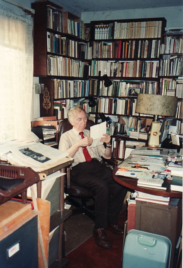 B. Brazdžionis darbo kambaryje Los Andžele 1994 m.