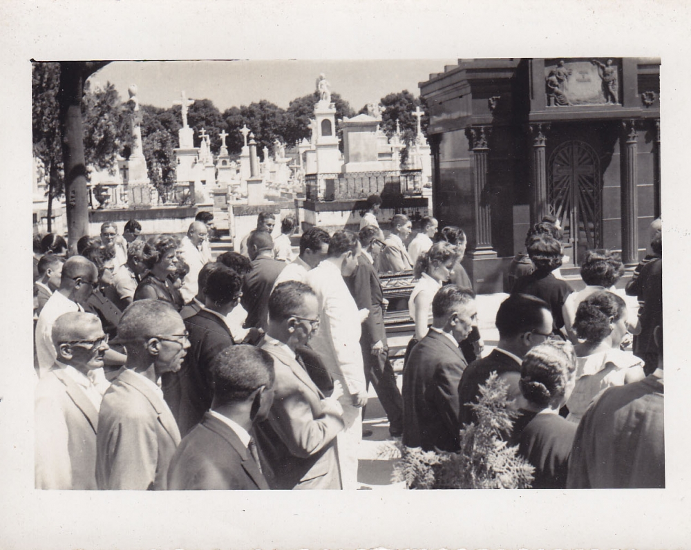 Laidotuvių procesija kapinėse. Brazilija, apie 1946–1950 m.