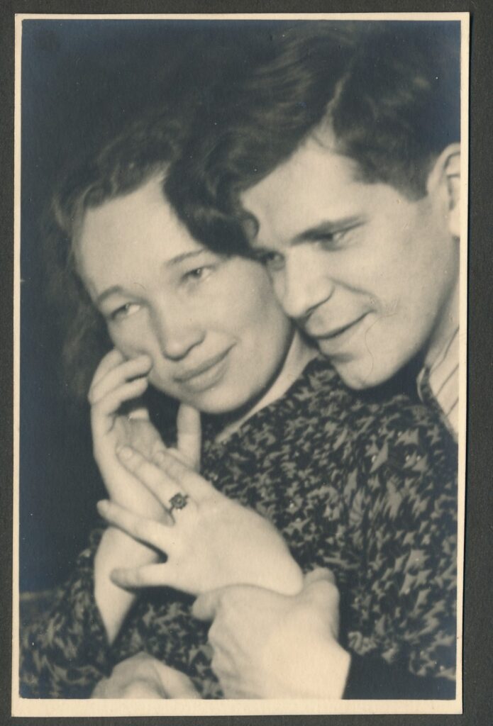 Laimingi jaunavedžiai. J. V. Skuodžio fotografija iš dovanoto albumo. 1941 m.