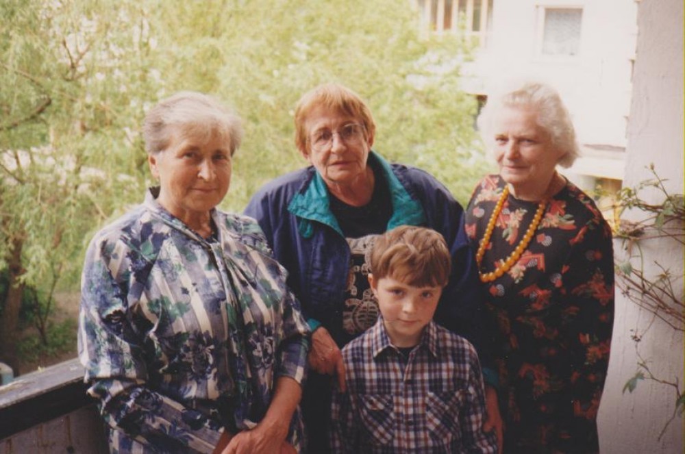 Laimutė Petkevičienė su anūku, Dalia Sruogaitė, Sandra Kulnienė. Lietuva, 1995 m.