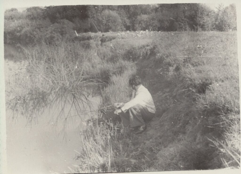 Laisvą akimirką prie Šventosios upės. 1953 m. liepą