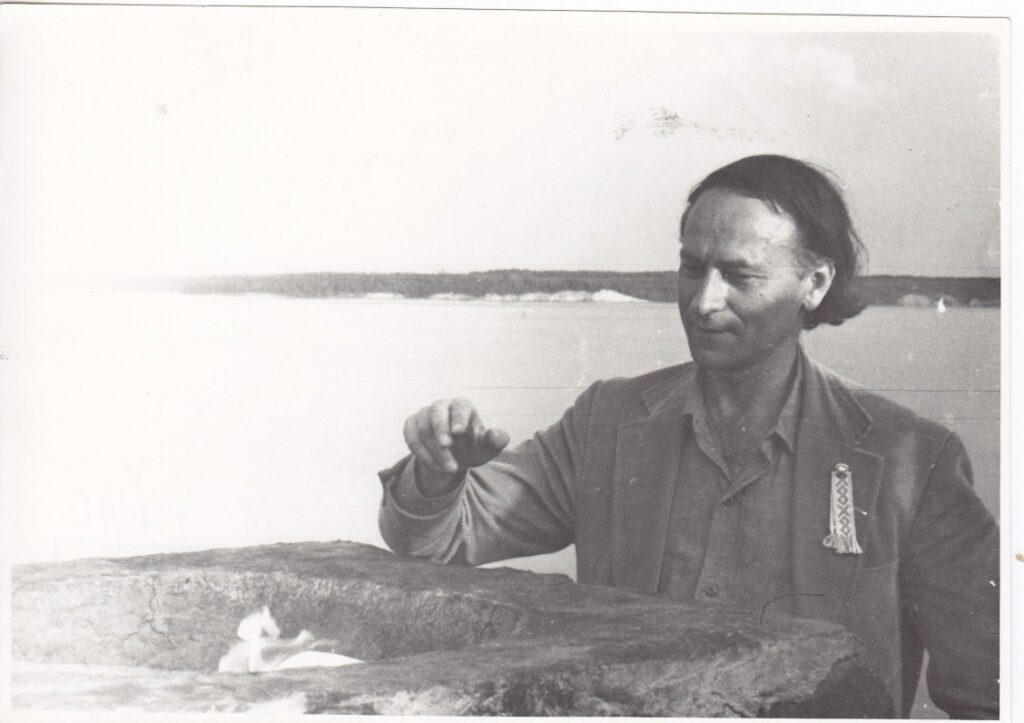 Lankydamasis Kaune, J. Mekas uždegė Poezijos aukurą. 1971 m. rugpjūtis. J. Narkevičiūtės nuotrauka