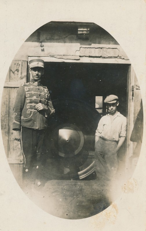Leitenantas Juozas Žlabys-Žengė su broliu Anicetu tėvo malūne. Žagarė. 1926 m.