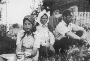 A. Čipkus su seserimi Ona ir mama Veronika. Nemeikščiai