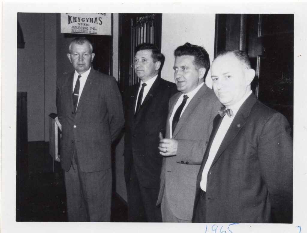 Lietuvių bendruomenės suvažiavimas Baltimorėje. Iš dešinės A. Radžius, V. Volertas, než. asmenys. 1965 m. gegužės 1 d.