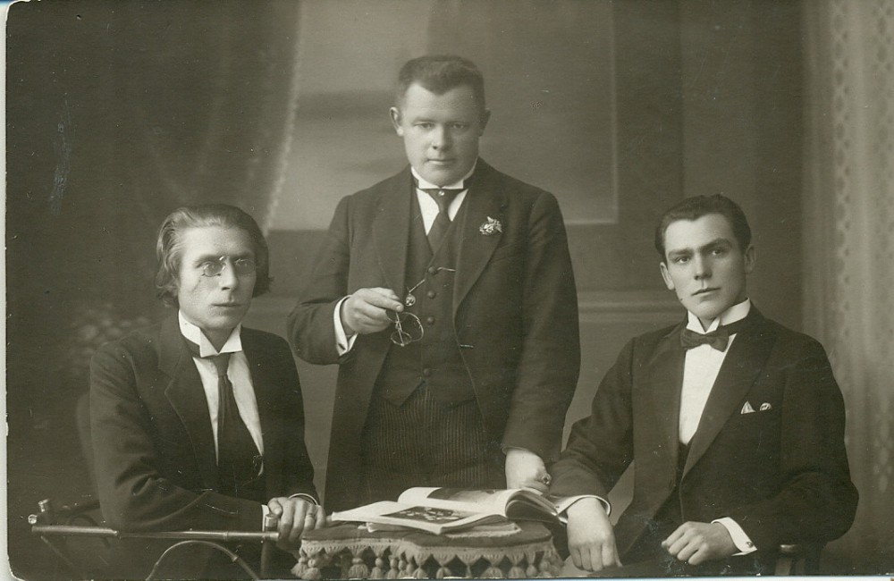 Lietuvių meno kūrėjų draugijos dramos sekcijos prezidiumas – J. Vaičkus, P. Kubertavičius ir P. Vaičiūnas. Kaunas, 1921–1922 m., 2