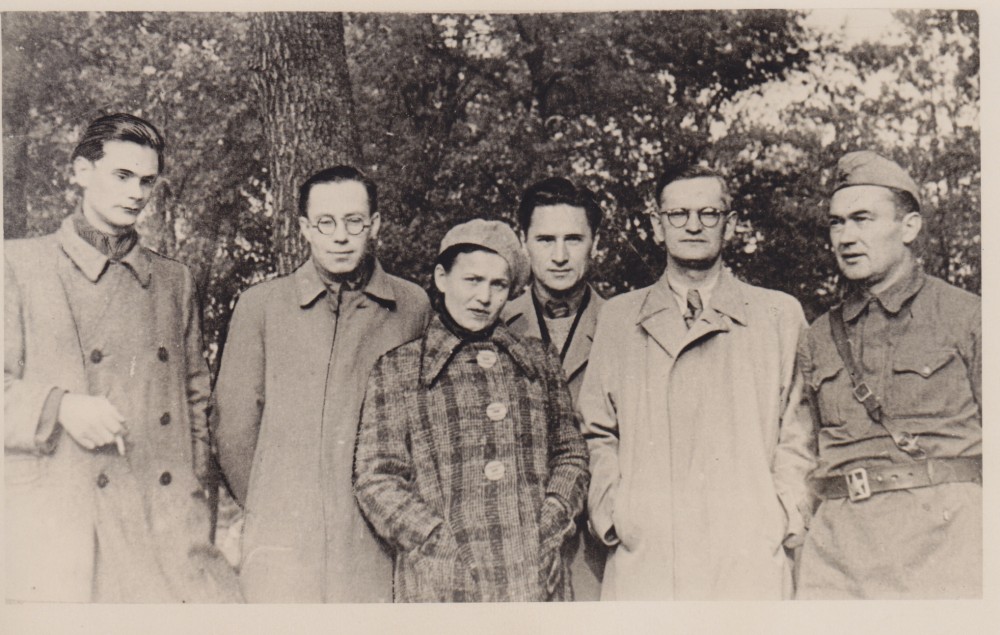 Lietuvių rašytojai. Jasnaja Poliana. 1942 m. rugsėjo 21 d. E. Mieželaitis, K. Korsakas, S. Bučienė, J. Šimkus, A. Venclova, J. Marcinkevičius