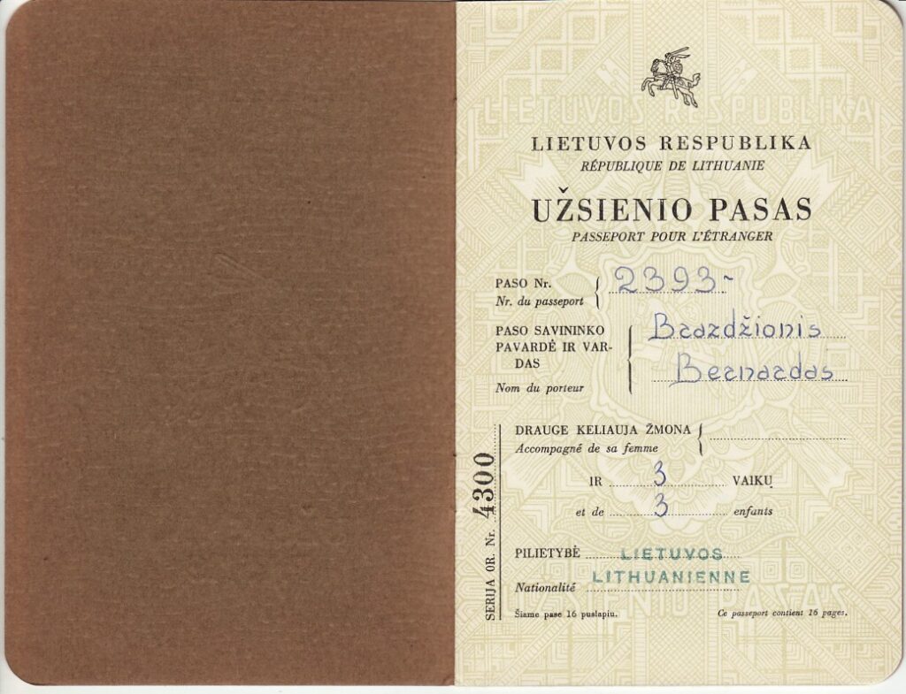 Lietuvos Respublikos užsienio pasas Nr. 2393, išduotas B. Brazdžioniui Romoje Lietuvos atstovo prie Šv. Sosto 1948 m. kovo 11 d.