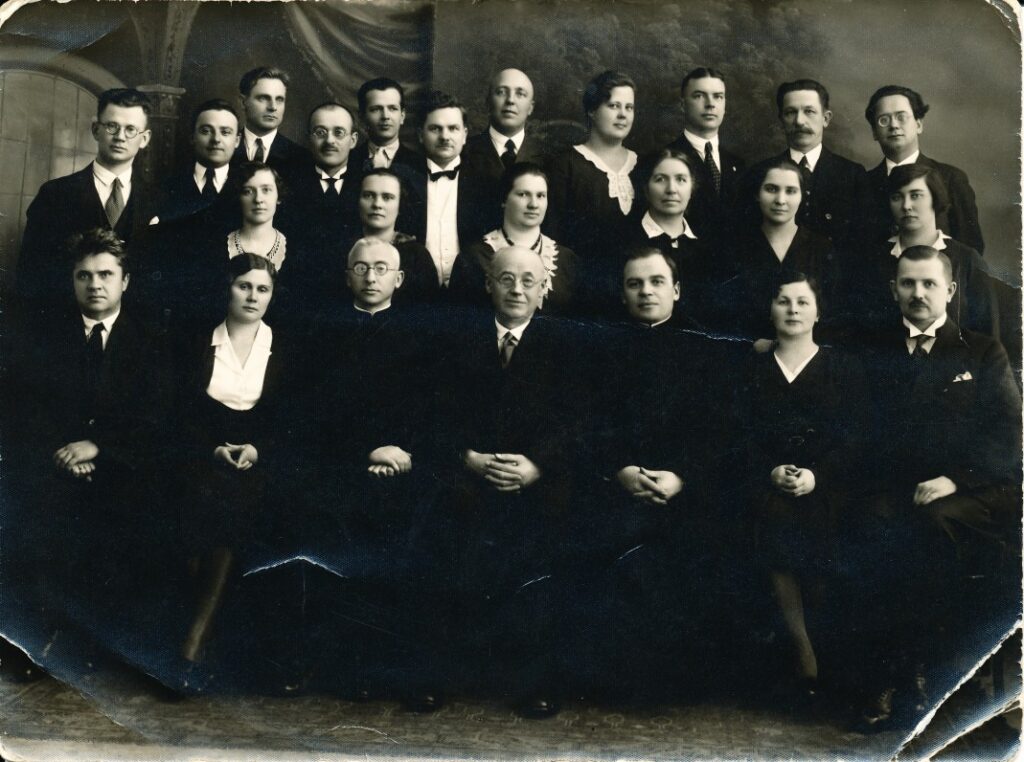 . Lindė-Dobilas (sėdi ketvirtas iš kairės) su Panevėžio gimnazijos mokytojais. Trečioje eilėje iš kairės šeštas stovi Mykolas Karka. 1928 m.