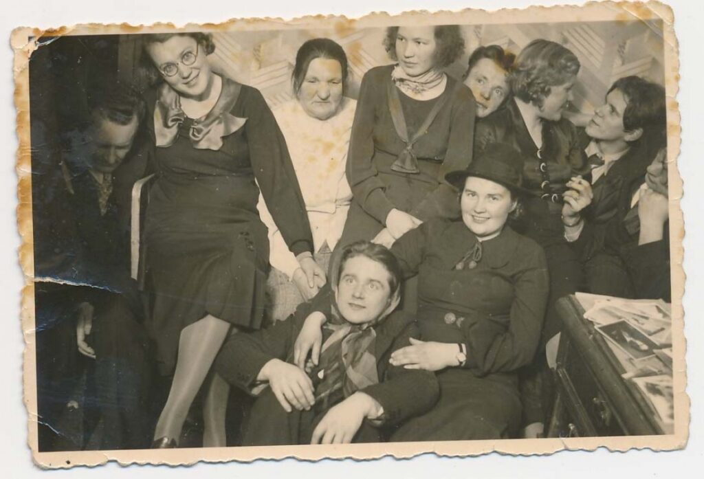 Linksma draugija. Iš kairės pirmas – Vytautas Montvila, šalia Vanda Juozėnienė, o paskutinis – Juozas Kruminas. Kaunas. Apie 1937 m.