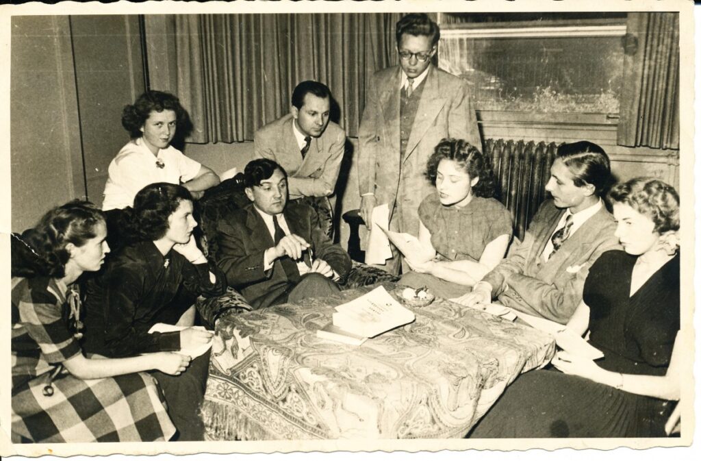 Literatūros būrelio, kuriam vadovavo A. Baronas, susirinkimas. Savo kūrybą skaito „mokiniai“. Čikaga. 1955 m.