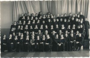 Literatūros vakaras Biržuose. 1938-ųjų sausis. B. Krivickas – paskutinėje eilėje aštuntas iš dešinės