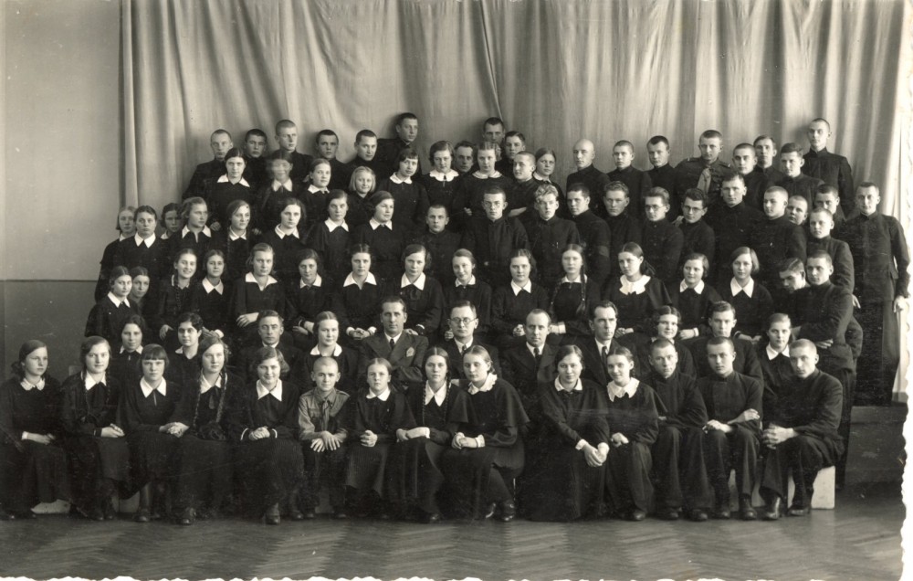 Literatūros vakaro dalyviai. Biržai, 1938 – I – 29, 30 d. Užrašas Mamerto ranka. M. Indriliūnas – septintas iš dešinės ketvirtoje eilėje