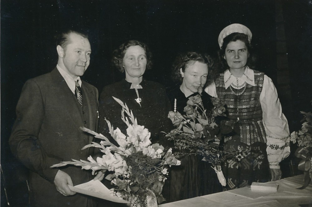 Literatūros vakaro metu. B. Babrauskas, P. Orintaitė, N. Mazalaitė ir G. Tulauskaitė. Čikaga, 1952 m.