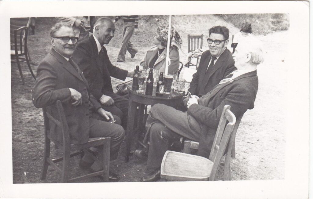 Londono lietuvių sodyboje. P. Mašalaitis, D. Banaitis, M. Barėnienė, K. Bivainis, K. Barėnas. Headley Park. Apie 1980 m.