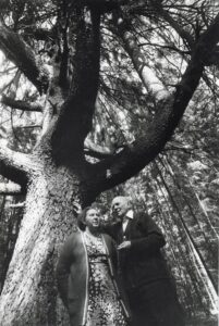 M. Mironaitė ir J. Baltušis Paalksnio kaime. 1985 m. R. Rakausko nuotr.