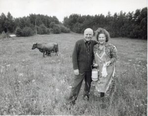 M. Mironaitė ir J. Baltušis Paalksnio kaime. 1985 m. R. Rakausko nuotrauka