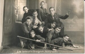 M. Morkūnas ir I-os Vaidevučio draugovės „Jaučių“ skiltis [skautai]. Biržai, 1932 12 22