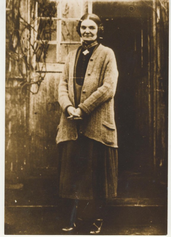 M. Pečkauskaitė Židikuose. 1929 m. Įsisegusi apdovanojimą – III laipsnio Gedimino ordiną