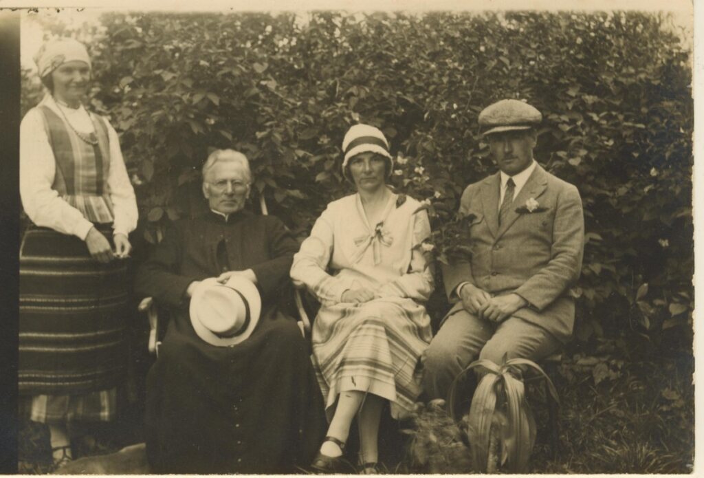 M. Pečkauskaitė, kun. K. Bukontas, S. Pečkauskaitė. Židikai. 1928 m.