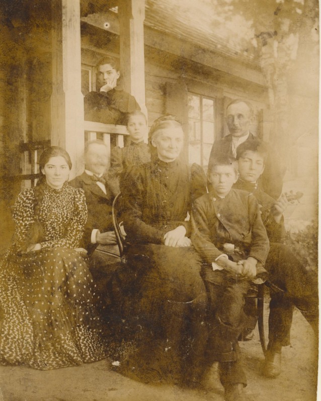 M. Pečkauskaitė (sėdi verandoje) su tėvais, seserimi, broliais ir kitais artimaisiais. Užvenčio dvare. 1896 m. Nuotrauka P. Višinskio