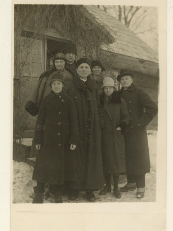 M. Pečkauskaitė su kun. K. Bukontu, seserimi Sofija ir kitais. Židikai. 1925 m.