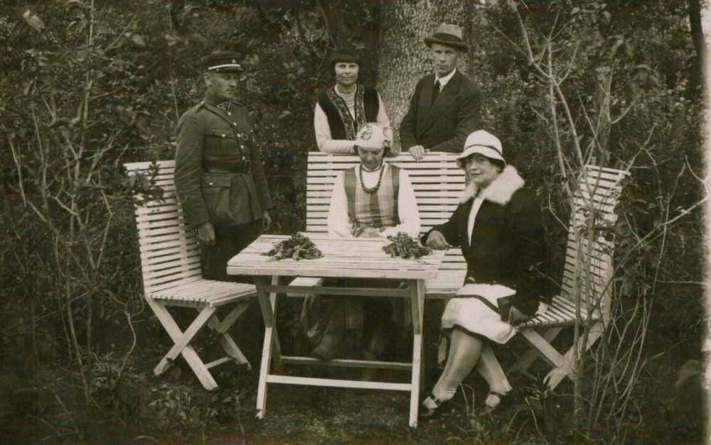 M. Pečkauskaitė (tautiniais drabužiais) su Terese ir Stefanija Martišauskaitėmis, broliais Kontrimais. Palanga. 1925 m.
