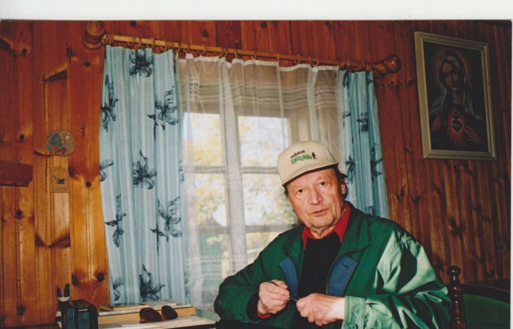 M. Vainilaitis Ežio dvare darbo kambaryje prie rašomojo stalo 2001 spalio mėn.
