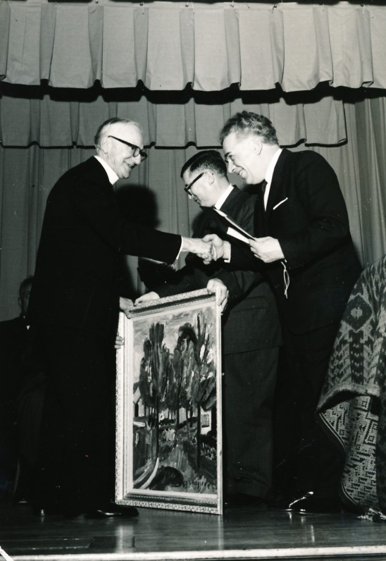 M. Vaitkų sveikina J. Girnius ir A. Gustaitis. 1964 m.