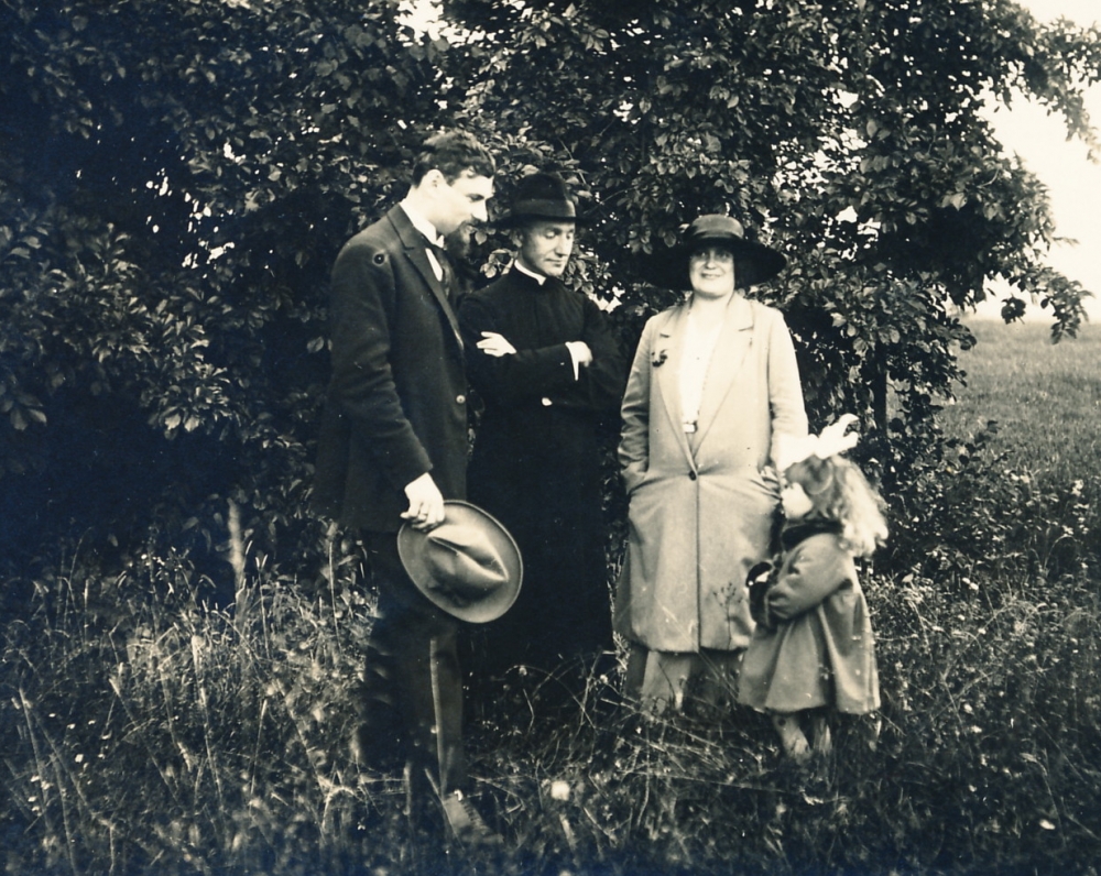 M. Vaitkus su M. ir M. Lipčiais Noreikiškėse. 1927 m.