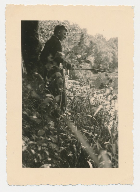 M. Vaitkus žvejoja prie Šušvės. 1935 m.