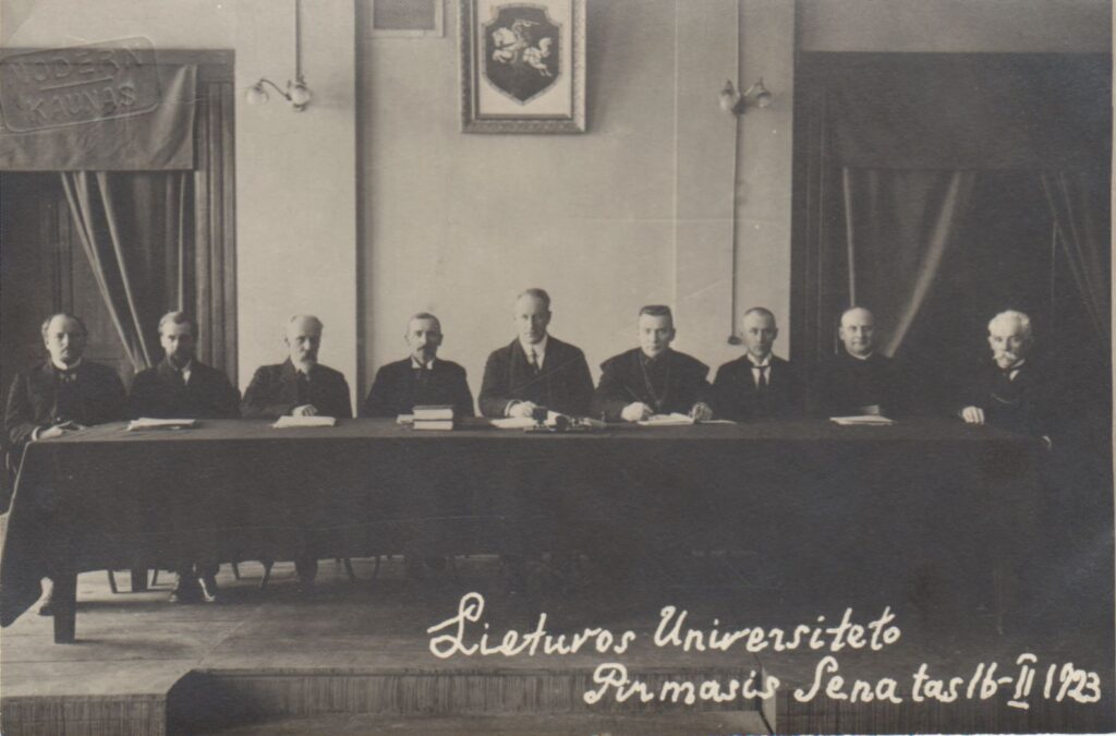 Lietuvos universiteto pirmasis senatas. Iš kairės: prof. Z. Žemaitis, prof. M. Biržiška, prof. P. Jodelė, V. Čepinskis, J. Šimkus, B. Čėsnys, P. Avižonis, P. Būčys, P. Leonas. Kaunas, 1923 vasario 16 d. MLLM 16961