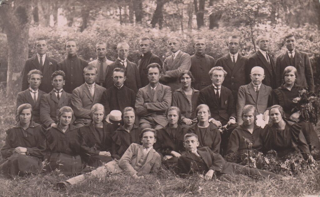 A. Giedrius su Jurbarko gimnazijos mokytojais ir mokiniais. 1924 m. MLLM 22316