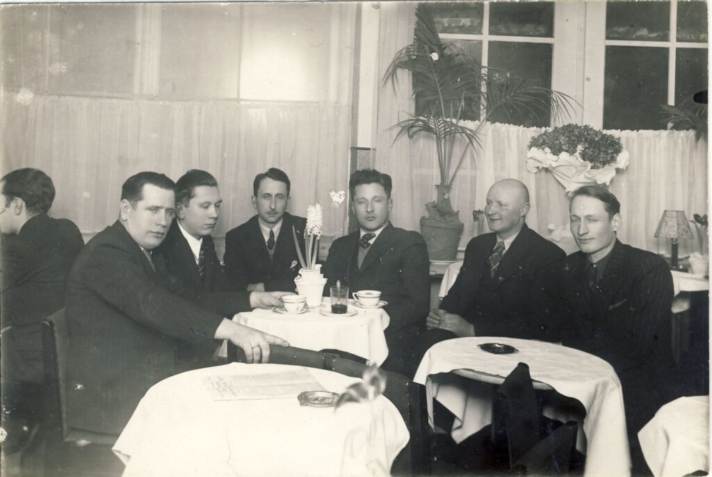 Konrado kavinėje. Kaunas. 1938 m. Iš kairės: A. Braziulis, V. Sirijos-Gira, F. Neveravičius, L. Dovydėnas, A. Kniūkšta, S. Miglinas