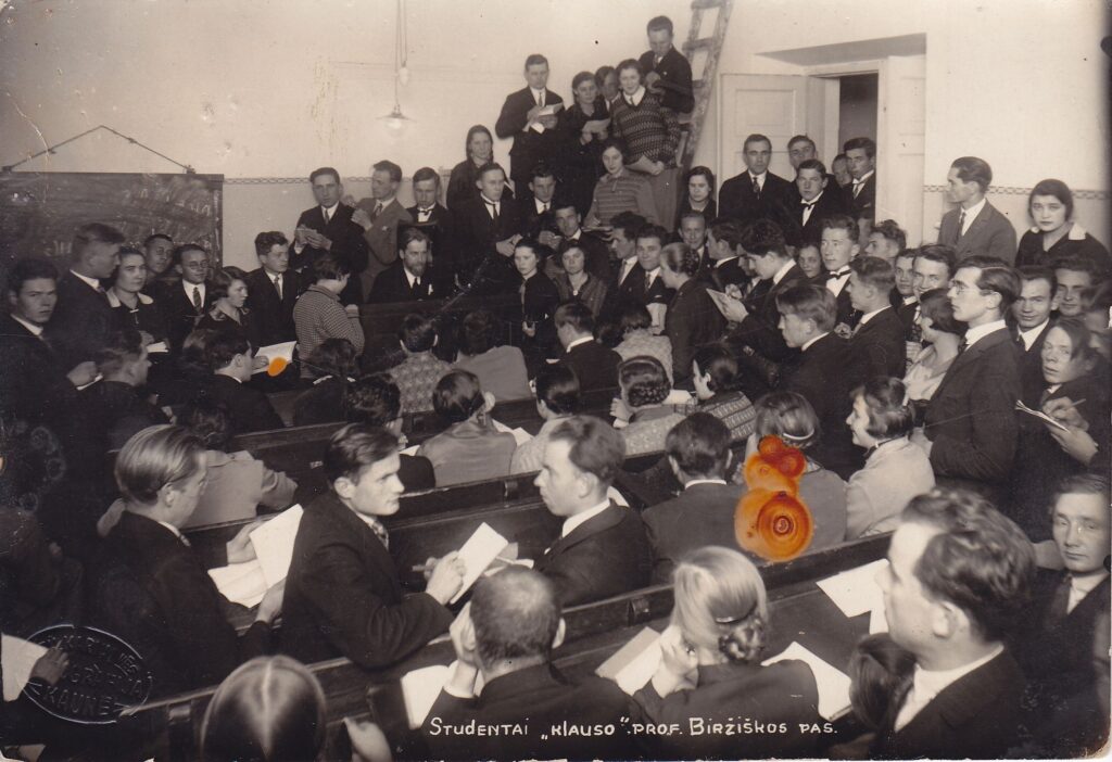 Lietuvos universiteto studentai prof. M. Biržiškos paskaitoje. Kaunas, apie 1925–1927 m. MLLM 23613