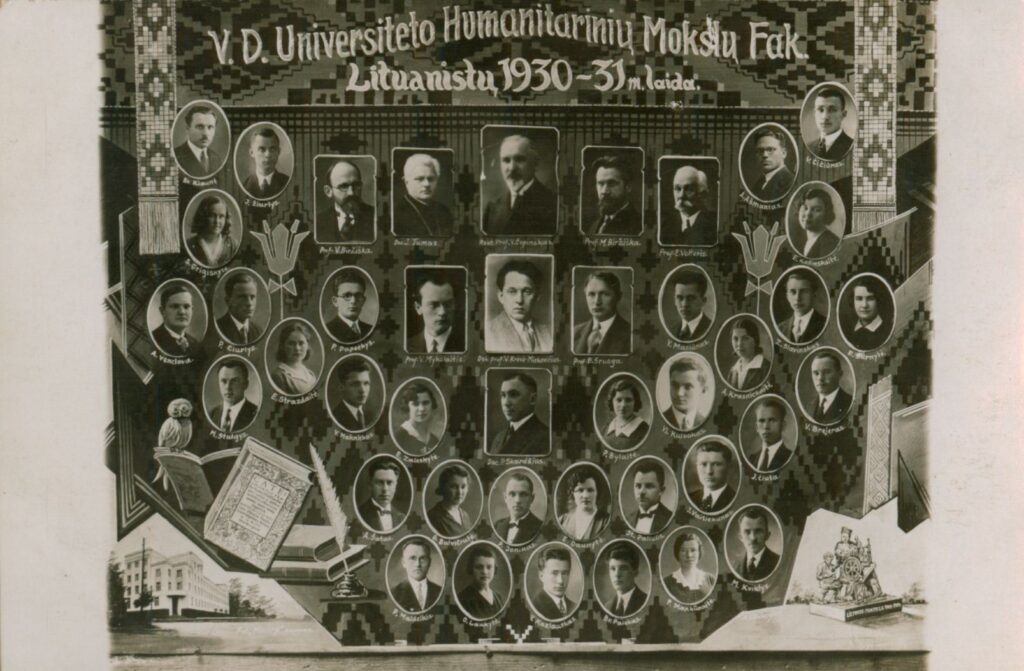 VDU HMF lituanistų 1930–1931 m. laidos studentai ir dėstytojai. Dekanas prof. Vincas Krėvė (centre), profesoriai: Vincas Mykolaitis-Putinas, Balys Sruoga, J. Tumas-Vaižgantas, Vaclovas ir Mykolas Biržiškos, Eduardas Volteris ir kiti. Kaunas. MLLM 26382