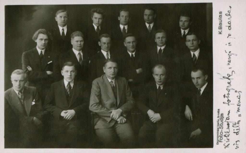 B. Sruoga su VDU teatro seminaro klausytojais. Iš kairės: I-oje eilėje sėdi: S. Stonkus, A. Ronkus, prof. Balys Sruoga, A. Vaitiekaitis, A. Budrys; II-oje eilėje: L. Kalvelis, V.Baravykas, D. Čibas, D. Stankaitis, J. Raustis, H. Radauskas ir kiti. Kaunas,