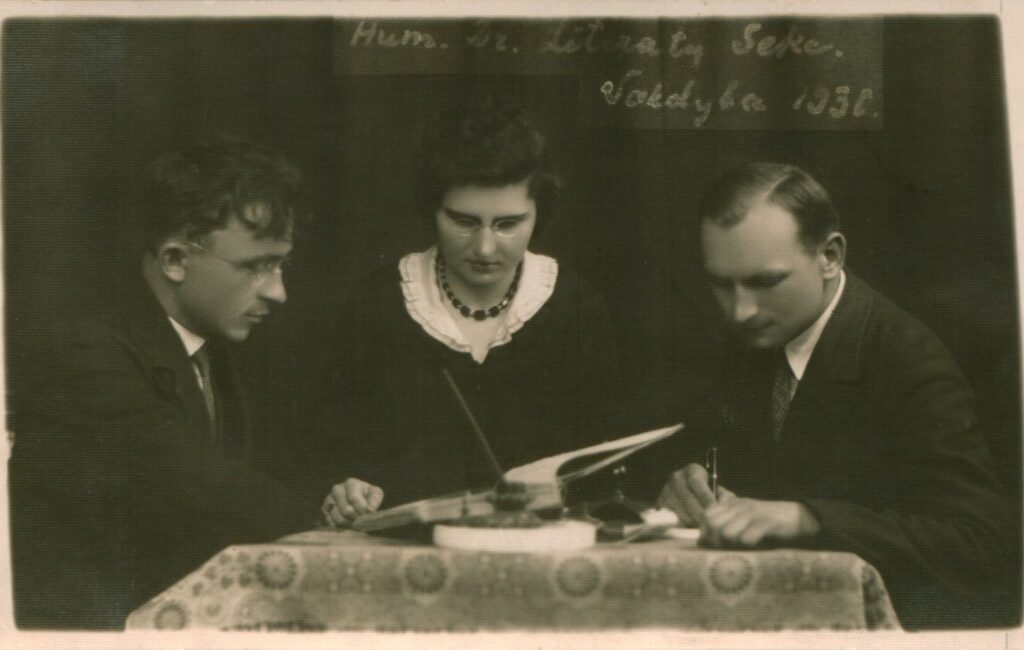 VDU Humanitarų draugijos Literatų sekcijos valdyba. Iš kairės: B. Brazdžionis, G. Tulauskaitė, B. Rutkūnas. Kaunas. 1930 m. MLLM 29754