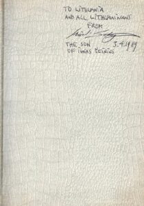 Irvio Šeiniaus autografas knygos „Den röda floden stiger“ priešlapyje. 1989-04-03.