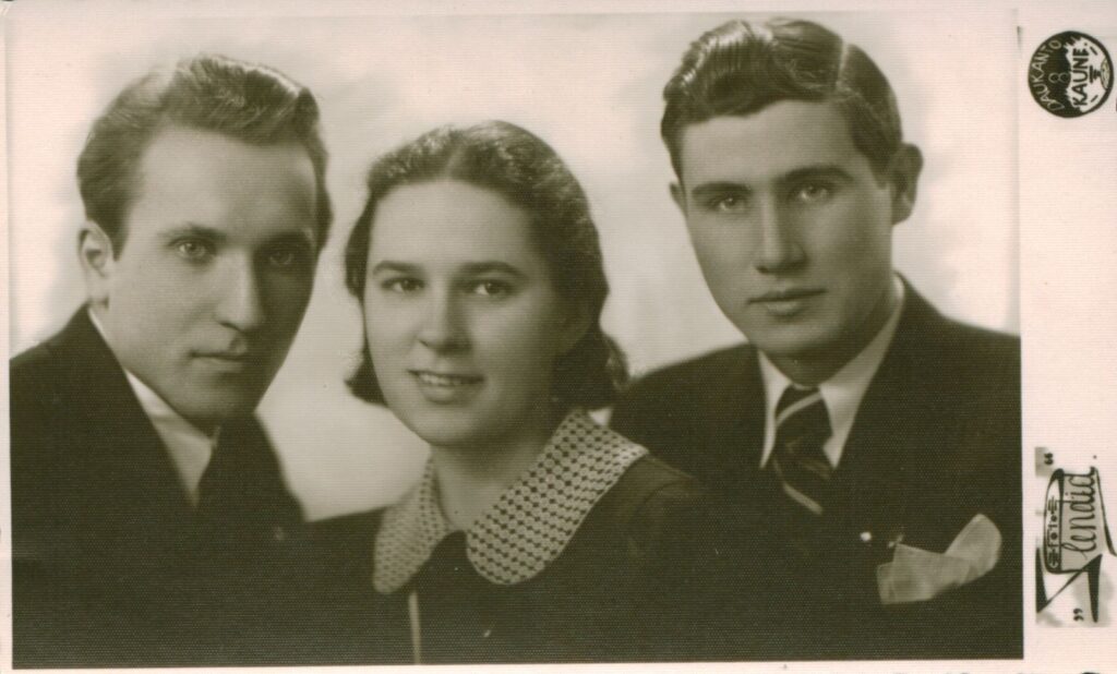 VDU teatro studijos valdybos nariai. Iš kairės: Č. Grincevičius, P. Žitkutė, V. Šmulkštys. Kaunas, 1935 m. MLLM 42636