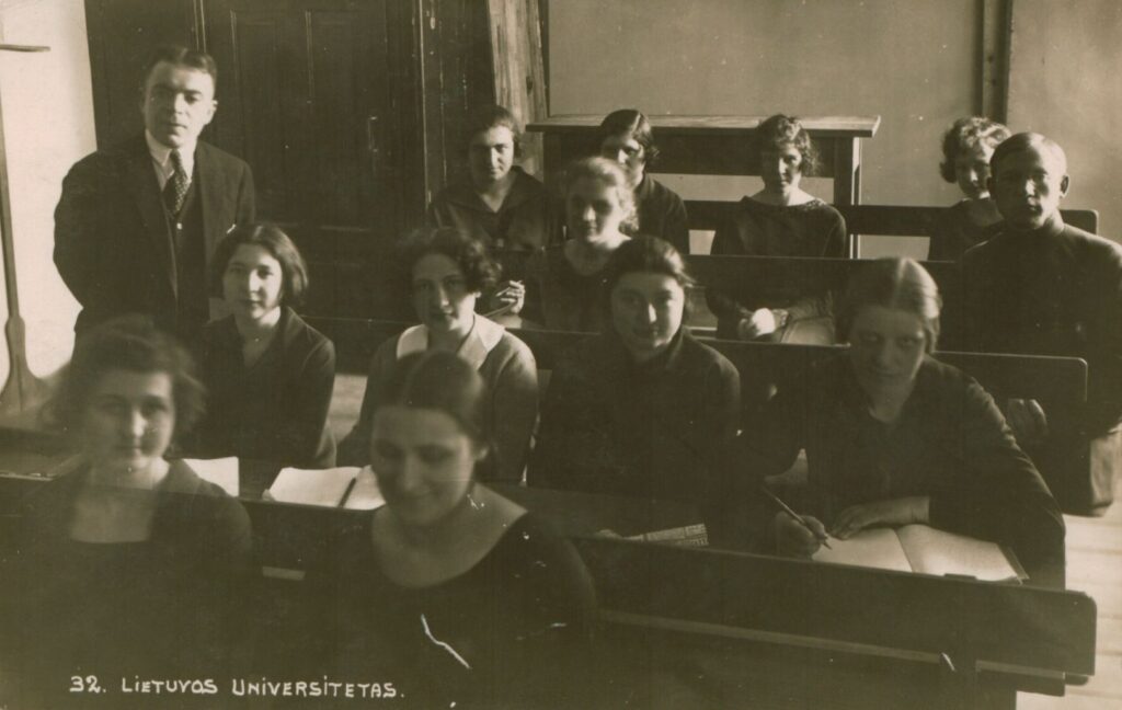 Lietuvos universiteto humanitarinių mokslų fakulteto studentai prof. V. Dubos paskaitoje. Dėstytojas prof. V. Dubas. Rašytoja Petronėlė Orintaitė – pirmoje eilėje pirma iš kairės. Kaunas, apie 1925 – 1927 m. MLLM 49332
