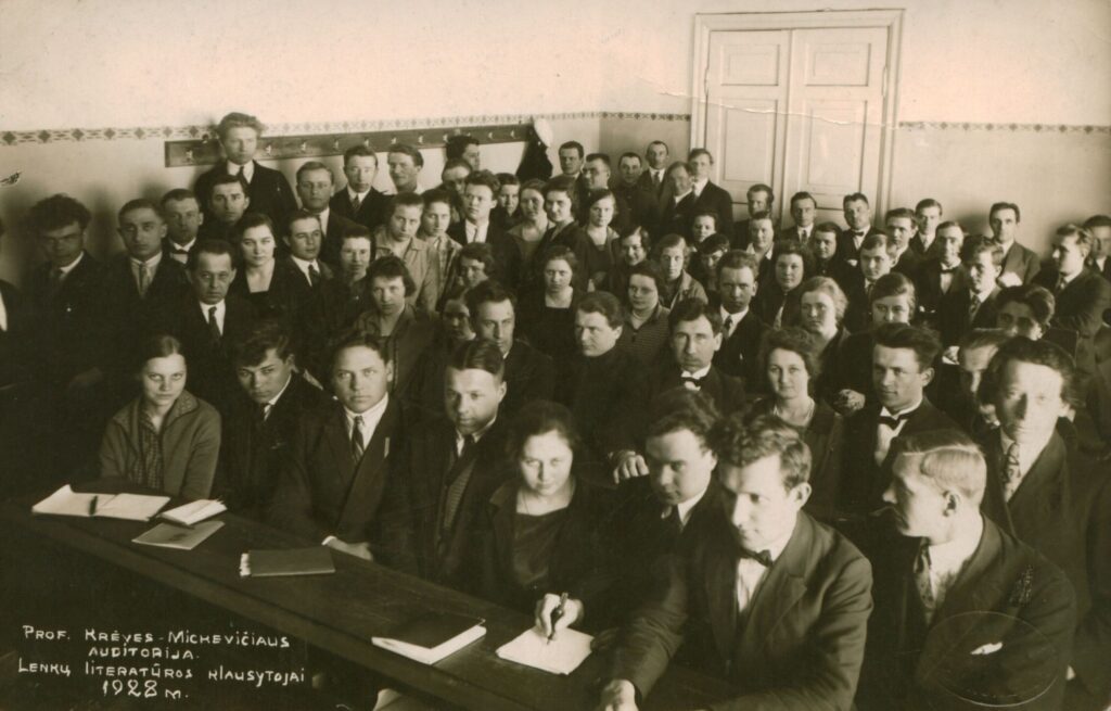 Profesoriaus Vinco Krėvės-Mickevičiaus paskaitos Lietuvos universitete klausytojai. V. Krėvė-Mickevičius stovi pirmas iš kairės. Kaunas, 1928 m. MLLM 49333